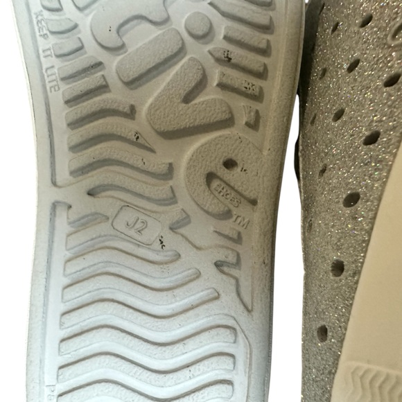 Native Kids Sneakers gray sparkly Jefferson style vented rubber size J2 - Picture 9 of 10